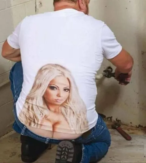 Мужчина с блондинкой на футболке