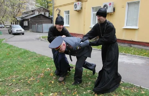 Священники задерживают милиционера