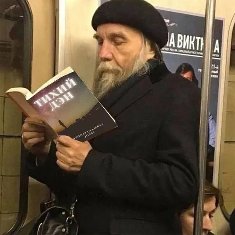 Мужчина читает «Тупик»
