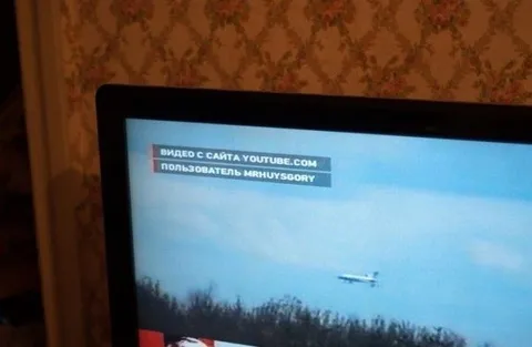 Самолёт на экране телевизора