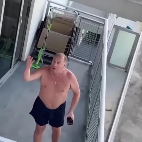 Мужчину затаскивают домой