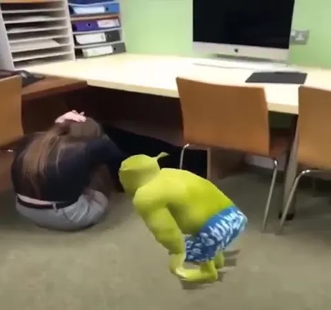 Зелёный монстр танцует рядом
