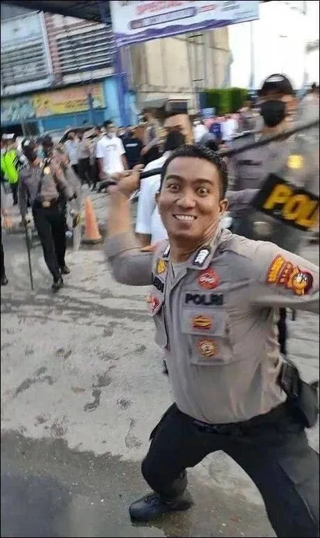 Polisi Menari di Kerumunan