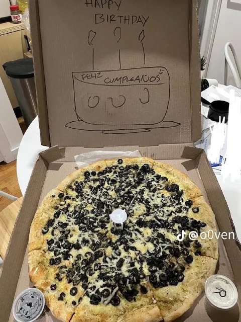 Pizza de cumpleaños con aceitunas