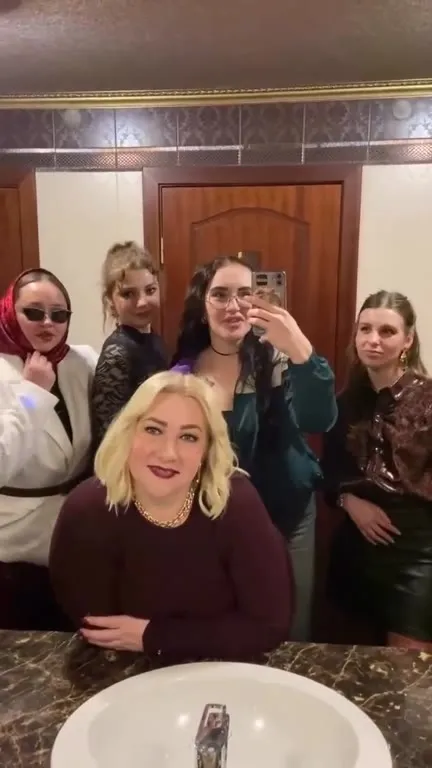 Клоун внезапно появляется в зеркале