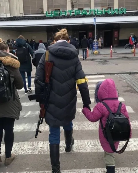 Мама с автоматом ведёт ребёнка