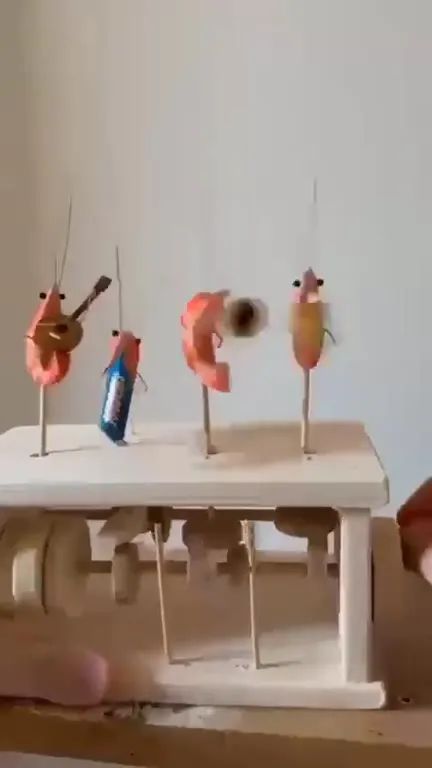 Креветочный оркестр играет Cantina