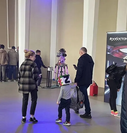 Ребёнок встречает робота