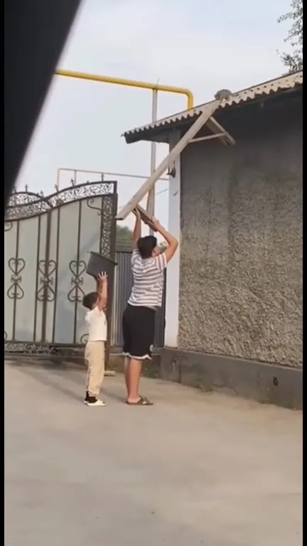 Ребёнок помогает чинить крышу
