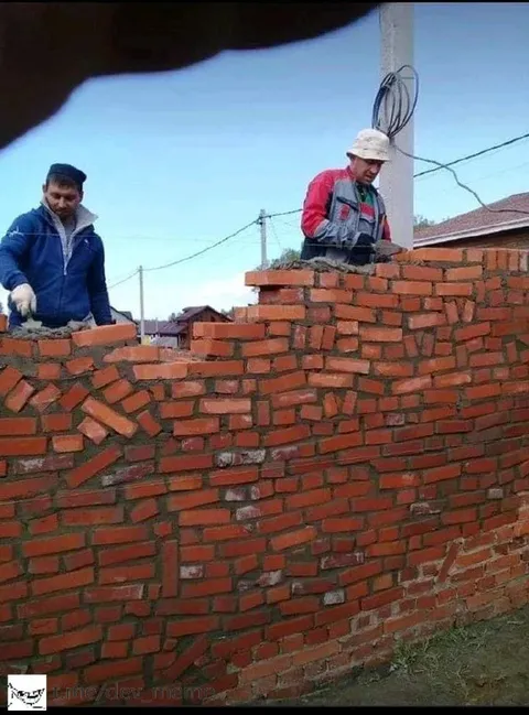 Кривая кирпичная кладка