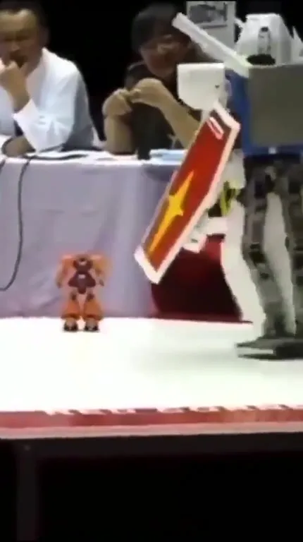 Робот случайно наступил на игрушку
