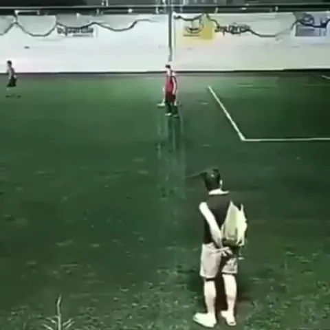 Самоуверенная прогулка по полю