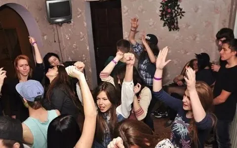 Шумная домашняя тусовка