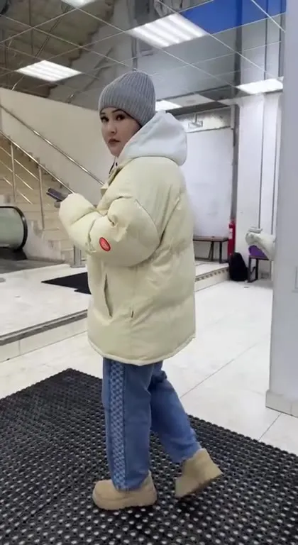 Женщина у эскалатора