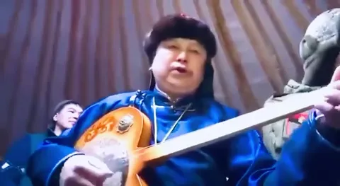 Музыкальная пауза у солдат