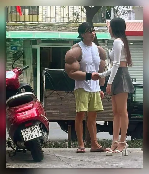 Накачанный парень с девушкой у скутера