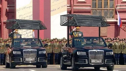 Два одинаковых автомобиля на параде
