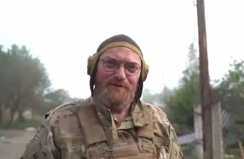 Бородатый солдат в наушниках