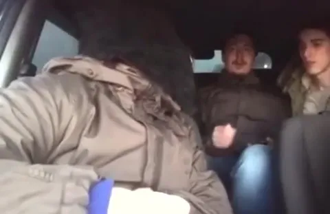 Человек в маске пугает пассажиров