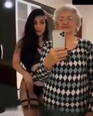 Бабушка меняется местами с внучкой