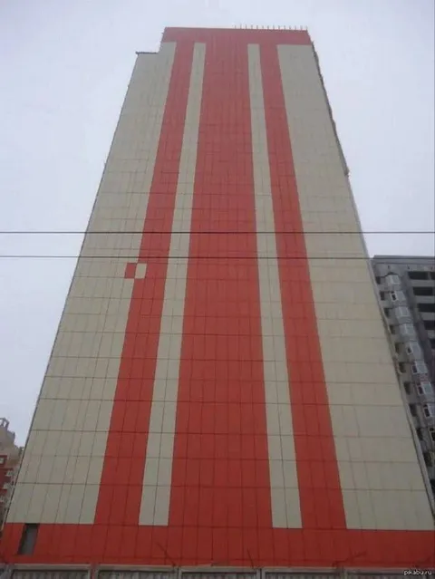 Здание в цветах российского флага