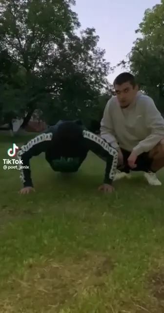 Отжимания под детскую песенку