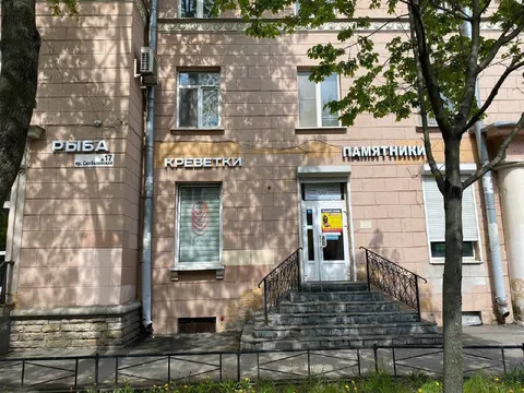 Рыба, креветки и памятники