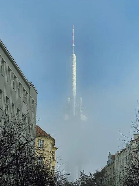 Призрачная телебашня в тумане