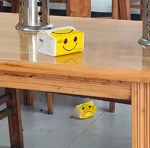 Салфетка улыбается на столе