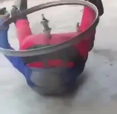 Человек кувыркается в корзине