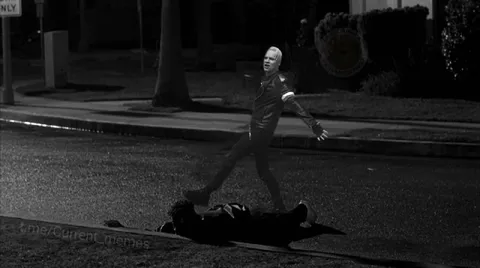 Дерек на ночной улице