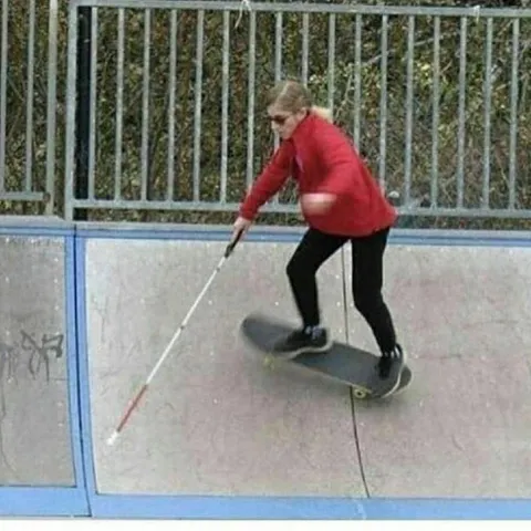 Незрячая женщина на скейтборде