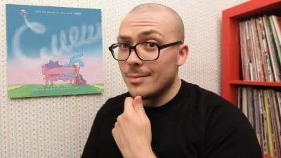 Лысый мужчина задумался
