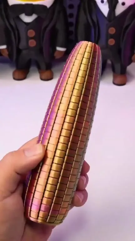 Гибкая металлическая игрушка и скучающий охранник