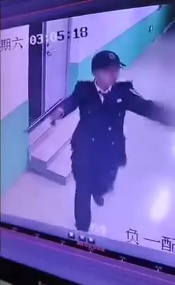 Охранник исчезает в лифте