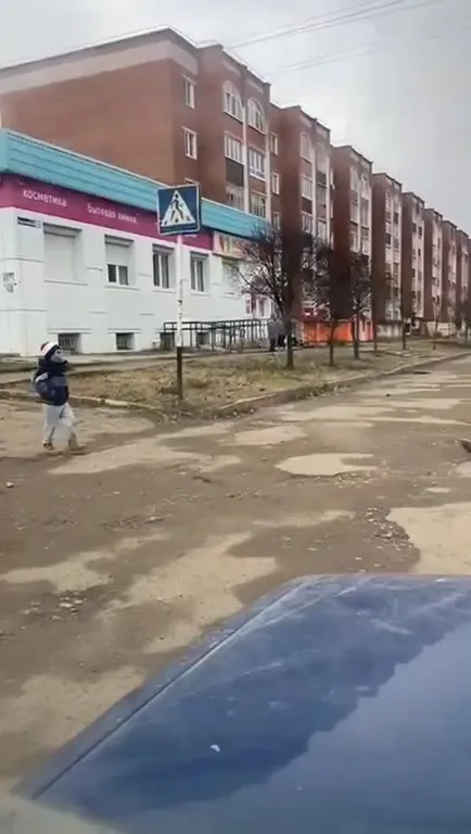 Ребёнок идёт под музыку
