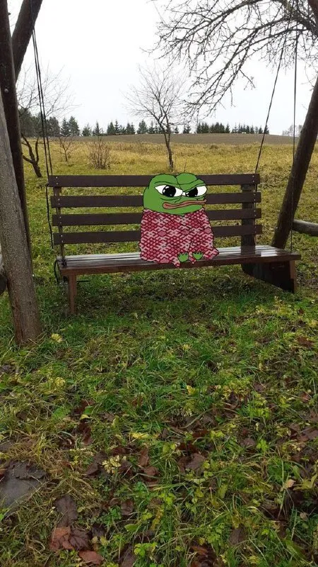 Пепе мёрзнет на скамейке