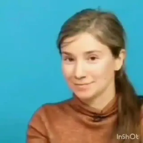 Женщина смущённо закрывает глаза