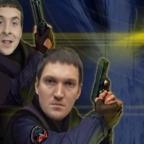 Два суровых мужика с оружием