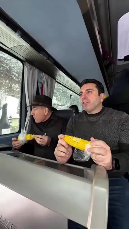 Синхронно едят кукурузу в автобусе