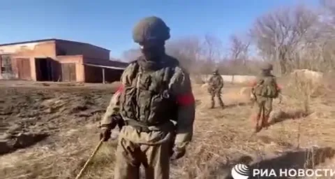 Солдаты идут по полю