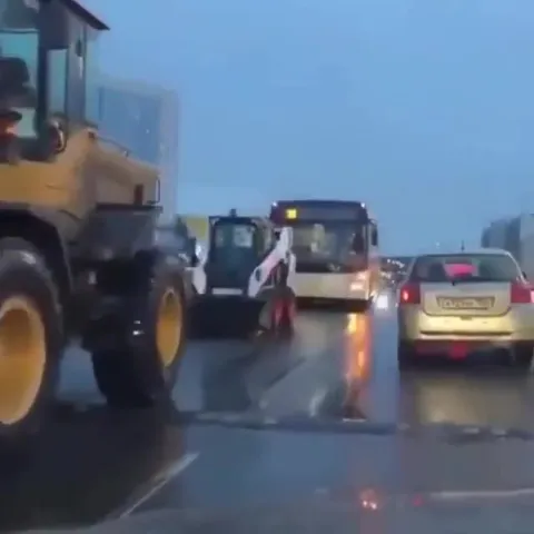 Погрузчик обгоняет автобус