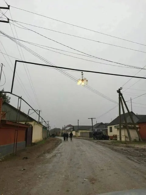 Люстра посреди улицы