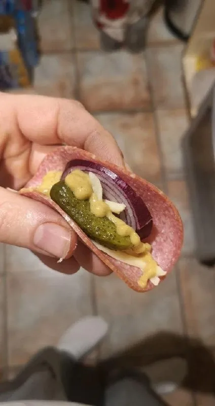 Сэндвич из колбасы с огурцом