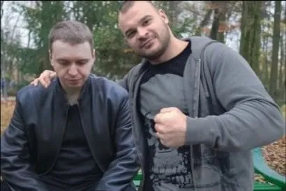 Двое мужчин в парке