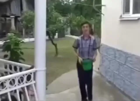 Парень идёт к дому