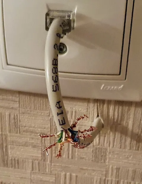 Оголённый провод у выключателя