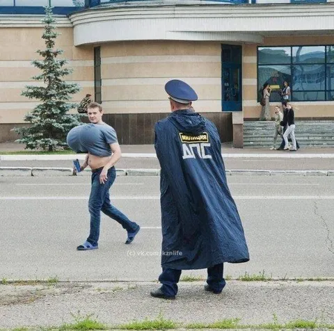 Полицейский заметил большую грудь