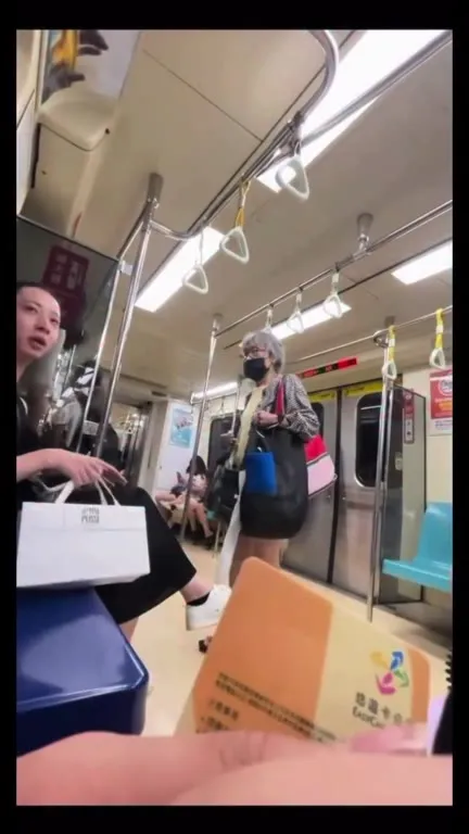 Бабушка заняла место в метро