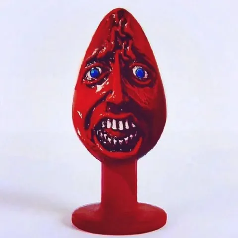 Жуткая красная фигурка